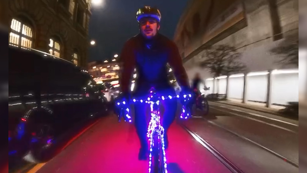 Polizei zeigt Gnade: Zürcher entkommt Busse trotz Lichterkette auf seinem Velo