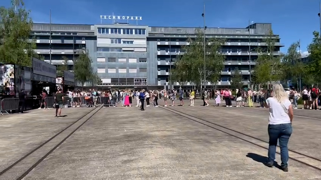 Hunderte stehen am Taylor-Swift-Fanshop an