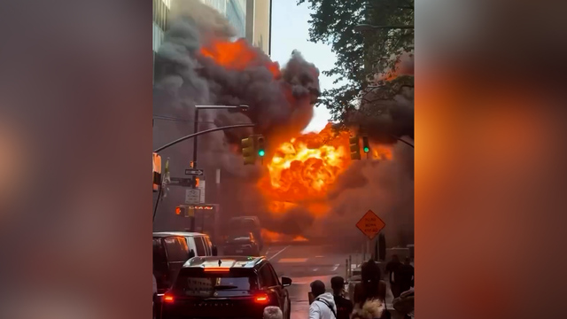 Feuerball in Manhattan - Autoexplosion schockiert Augenzeugen