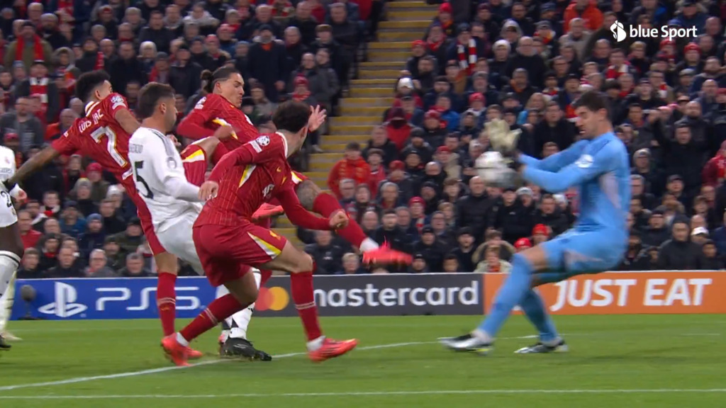 23. Minute: Diaz scheitert an Real-Goalie Courtois