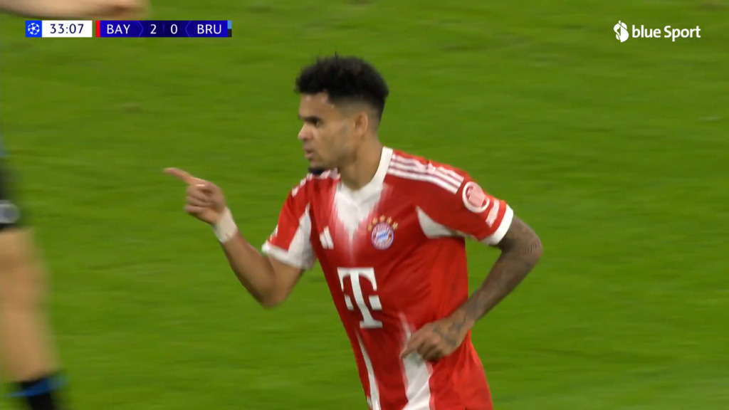 Luis Díaz zimmert das Leder unter die Latte