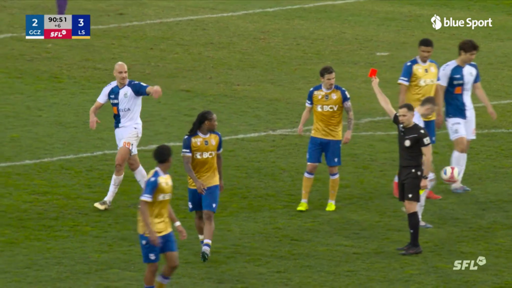90.+1. Minute: Michi Frey fliegt nach zwei Gelben Karten innert kürzester Zeit vom Platz