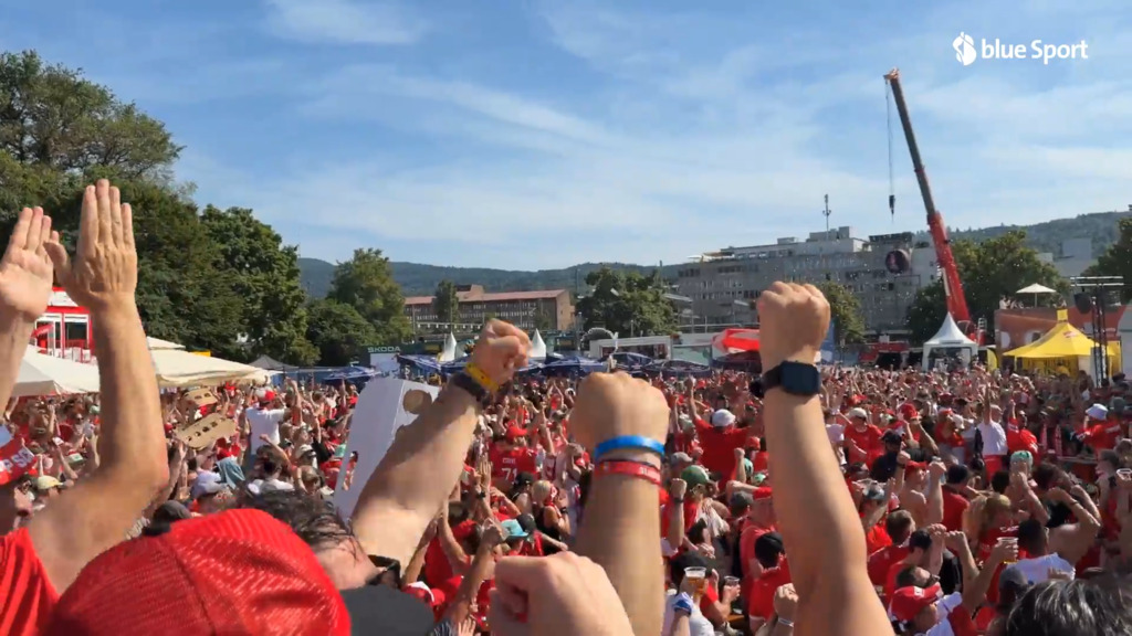 Riesen-Jubel in der Fanzone: Die Nati-Fans feiern den vierten Nati-Treffer gegen Norwegen