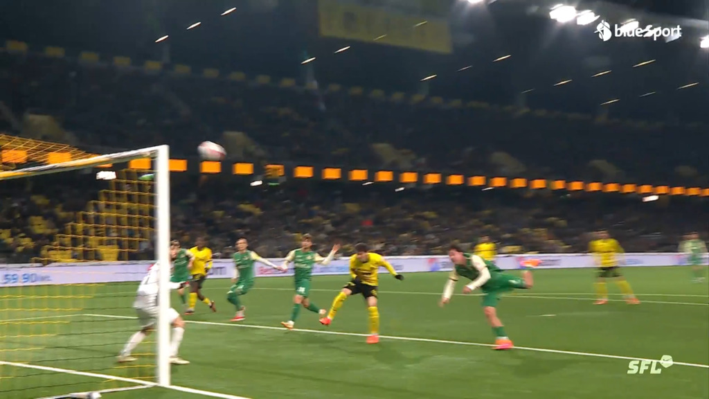 GC-Kopfball ans eigene Gehäuse