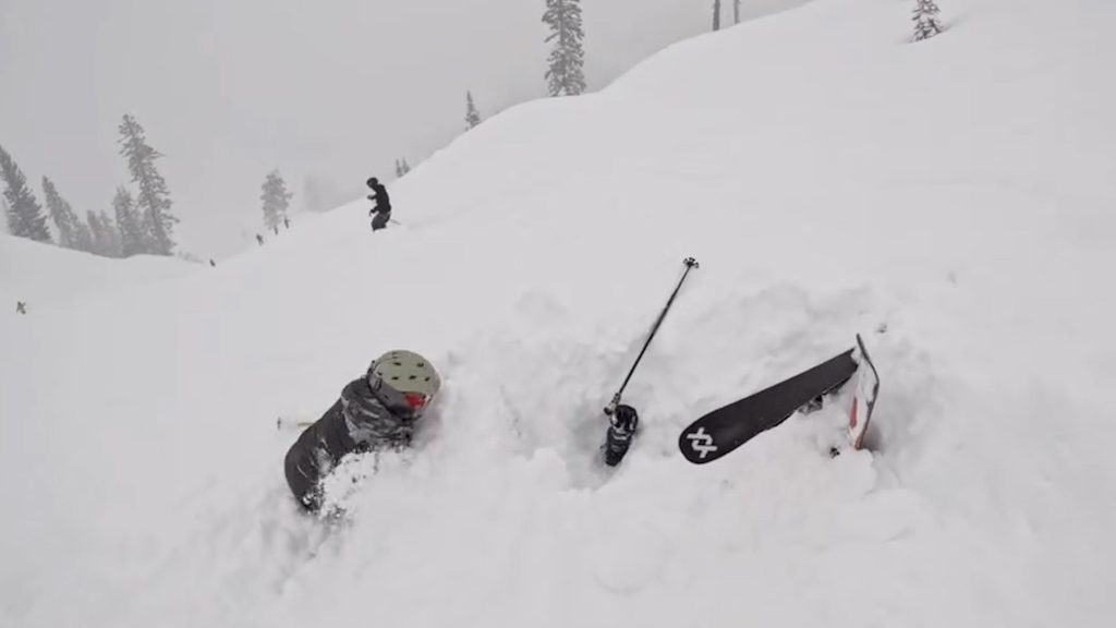 Dalla neve fresca spuntano solo due sci: uomo salvato appena in tempo da due sportivi