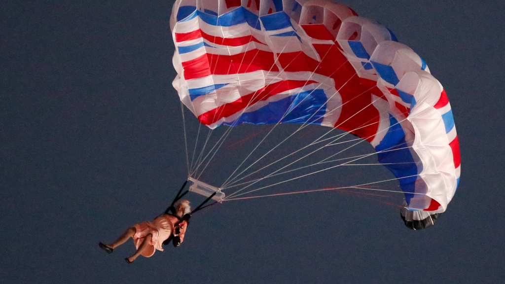 Als die Queen mit dem Fallschirm im Stadion landete