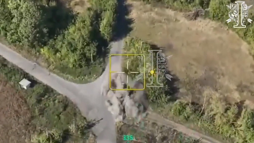 Boden-Drohne mit MG räumt russischen Schützengraben