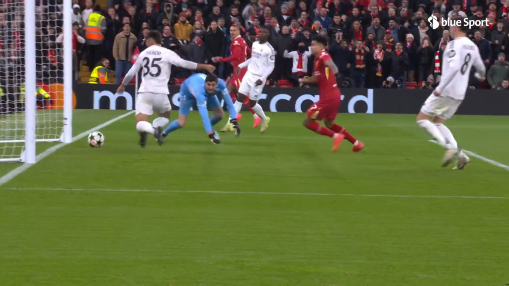 4. Minute: Asencio rettet auf der Linie