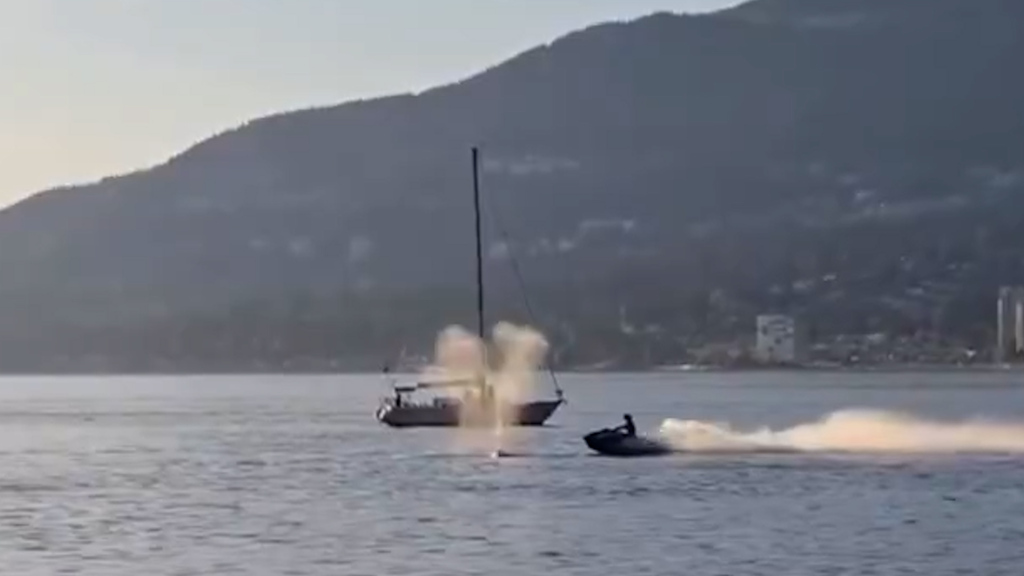 Schockmoment im Video: Jetskifahrer rammt Wal und wird verletzt