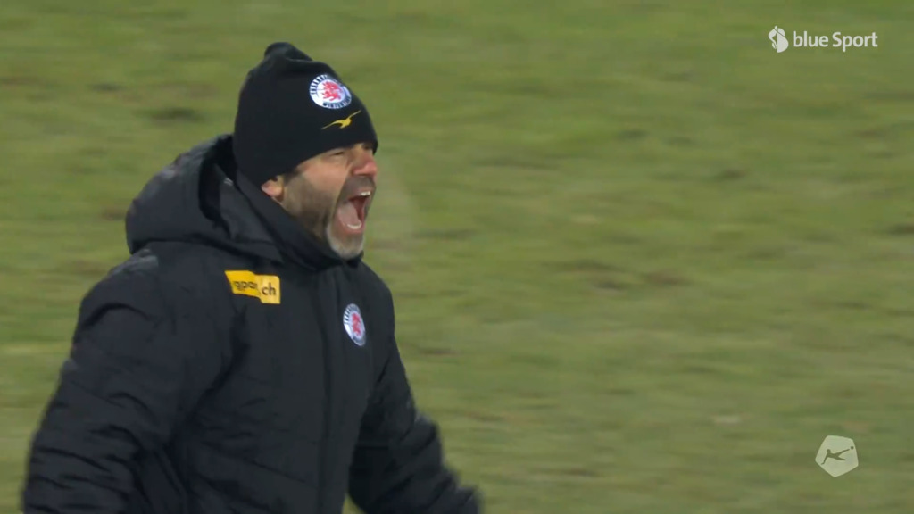 So bejubelt der gesperrte Winti-Coach Uli Forte den Sieg gegen YB