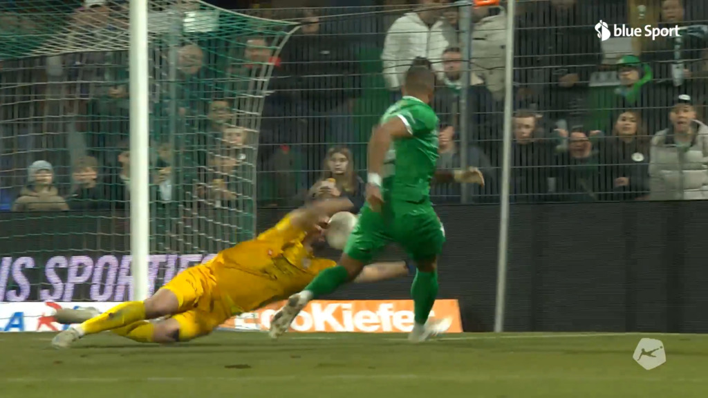 Kapino pariert mit dem Kopf