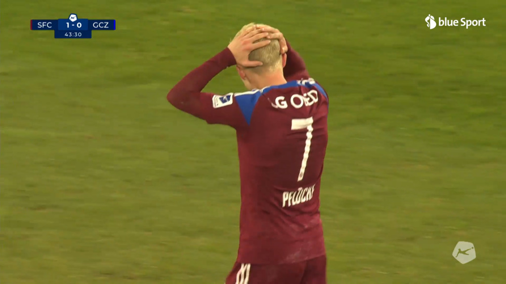 44. Minute: Pflücke setzt Freistoss knapp am Tor vorbei