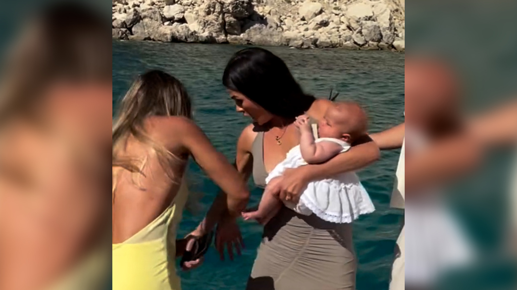 Promi Hochzeit auf Ibiza: Baby versenkt Eheringe beinahe im Meer – Brautjungfer rettet