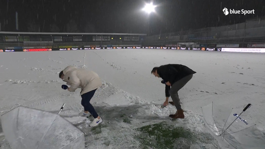 Kein Fussballspiel, dafür eine Schneballschlacht