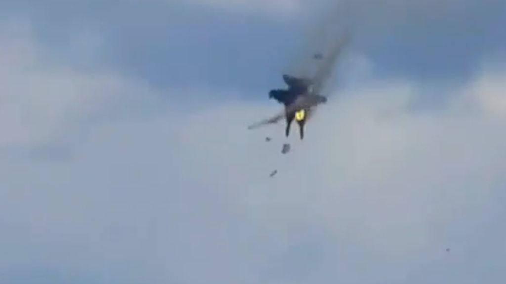 Unfall im Video: Kampfjets crashen mitten in der Luft und stürzen ab