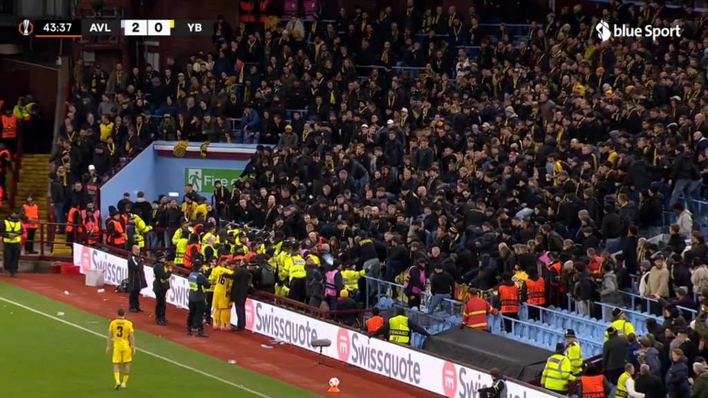 La situazione degenera a Birmingham: i tifosi dello Young Boys vengono portati fuori dallo stadio