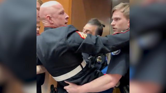 Escalation al Senato USA: veterano portato via con la forza