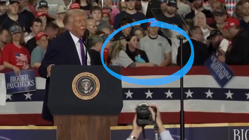 Notfall bei seiner Rede? Trump (79) reagiert wie ein sehr, sehr alter Mann