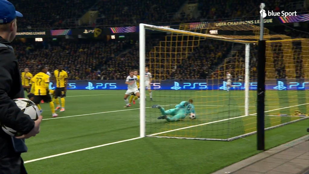 28. Minute: Von Ballmoos rutscht der Ball unter dem Arm durch – Atalanta legt wieder vor