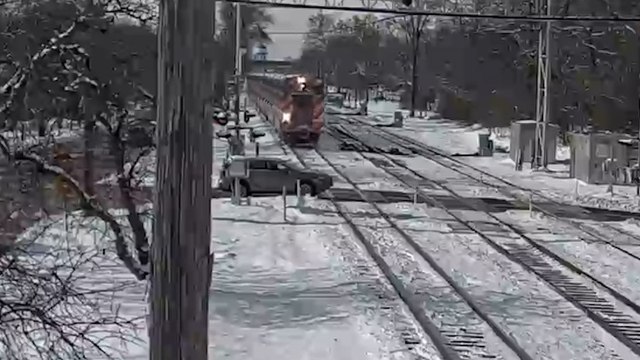 Zug rast mit voller Wucht in stehendes Auto