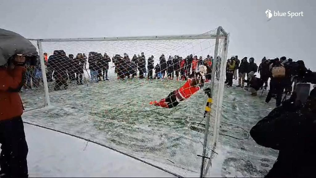 Hier zeigt Kathrin Lehmann in 3454 m Höhe eine Glanzparade