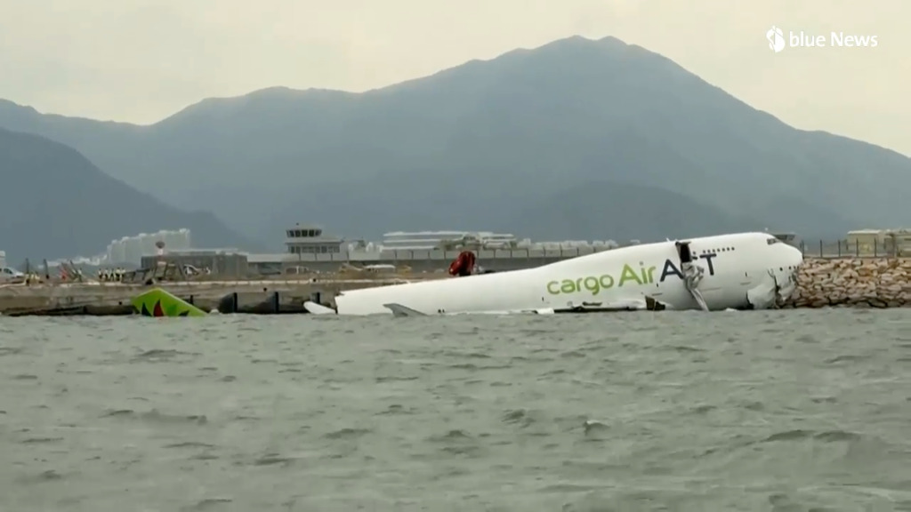 Un avion-cargo dans la mer après être sorti de la piste à l'atterrissage à Hong Kong