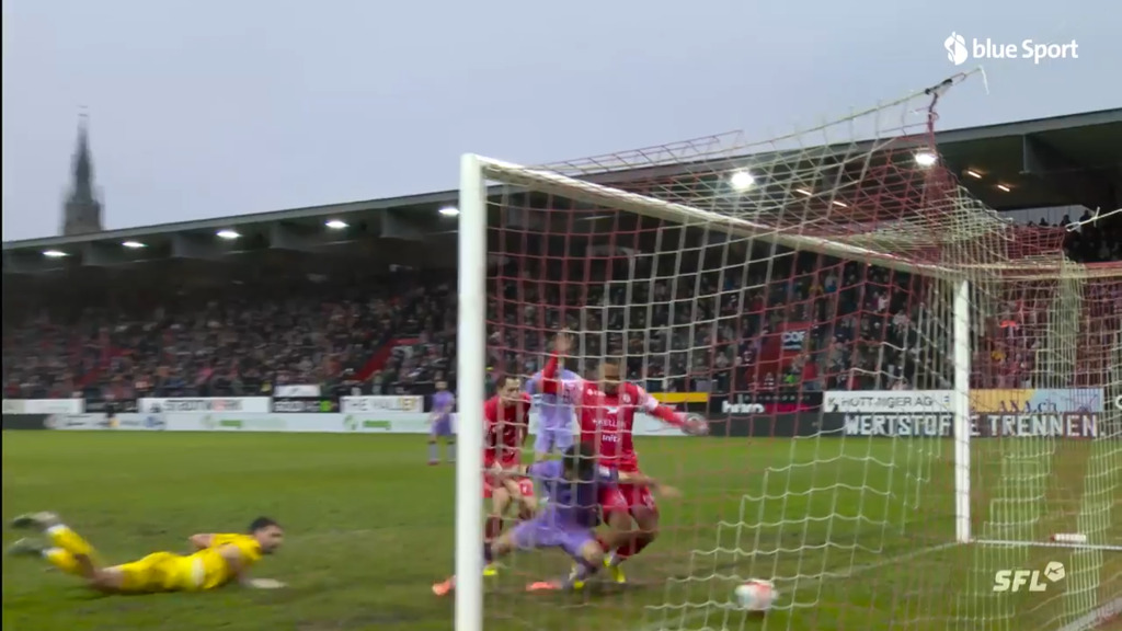 Tsunemoto würgt den Ball zum 2:1 über die Linie