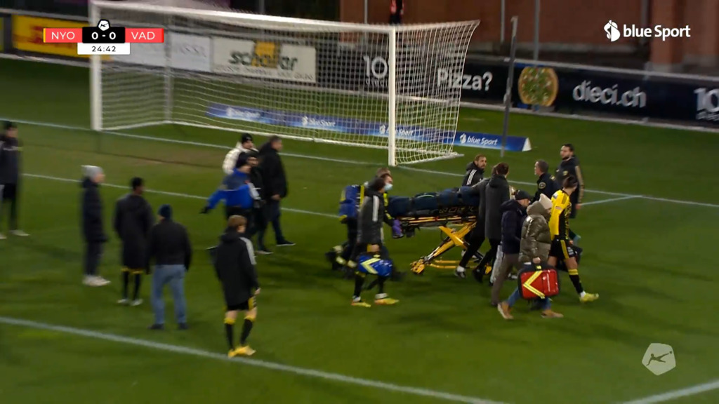 Nyons de Pierro bleibt nach Tritt ins Gesicht liegen – Spiel wird abgebrochen