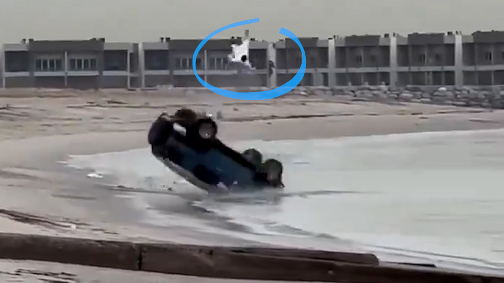 Autounfall am Strand // Mann wird aus dem Fahrzeug katapultiert