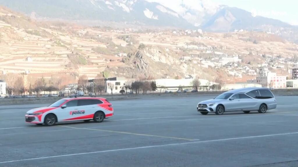 Särge der italienischen Opfer von Crans-Montana werden verladen