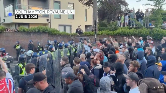 Royaume-Uni : affrontements entre la police et des manifestants après le meurtre d'un étudiant 