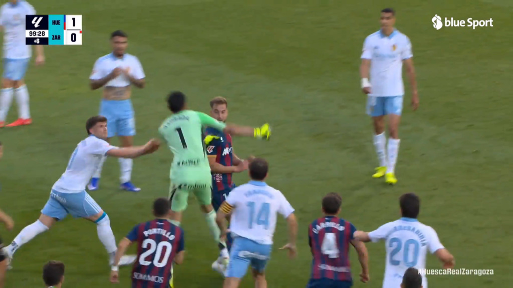 Eklat in Spanien: Brutalo-Attacke von Saragossa-Goalie