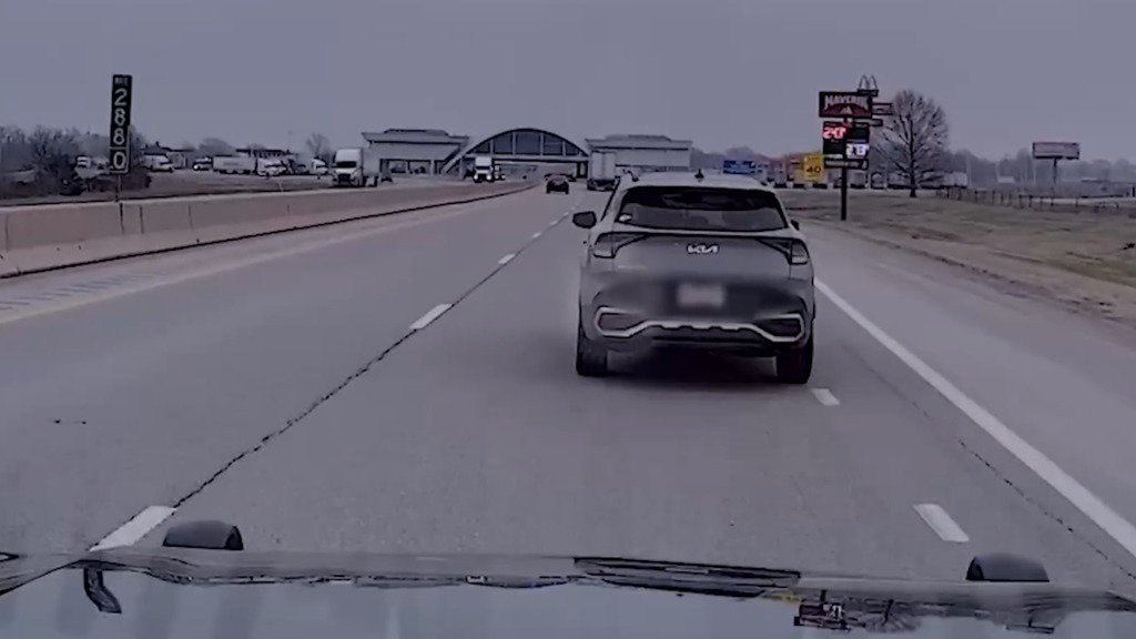 Präzisionsmanöver auf der Autobahn – So genial stoppt die Highway-Police ein führerloses SUV