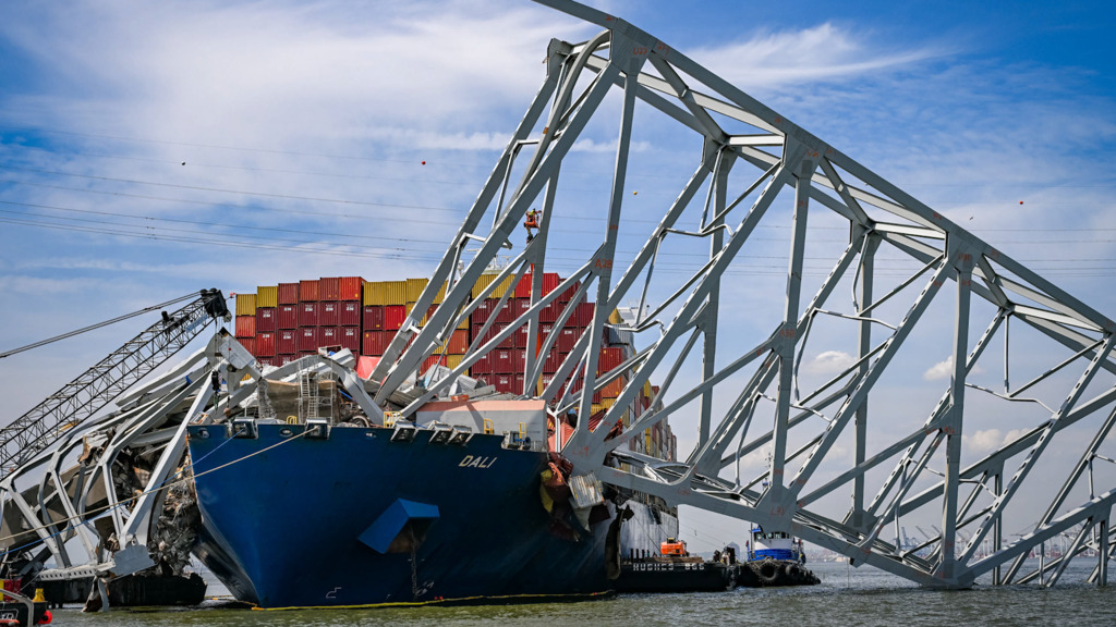 Nach Schiffsunglück in Baltimore: Monströse Kräne bergen riesige Brückenteile