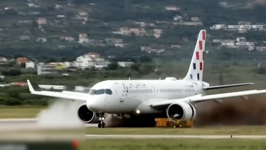 Flugzeug plötzlich im Gras: Airbus gerät beim Start neben die Piste – Passagier filmt dramatischen Moment