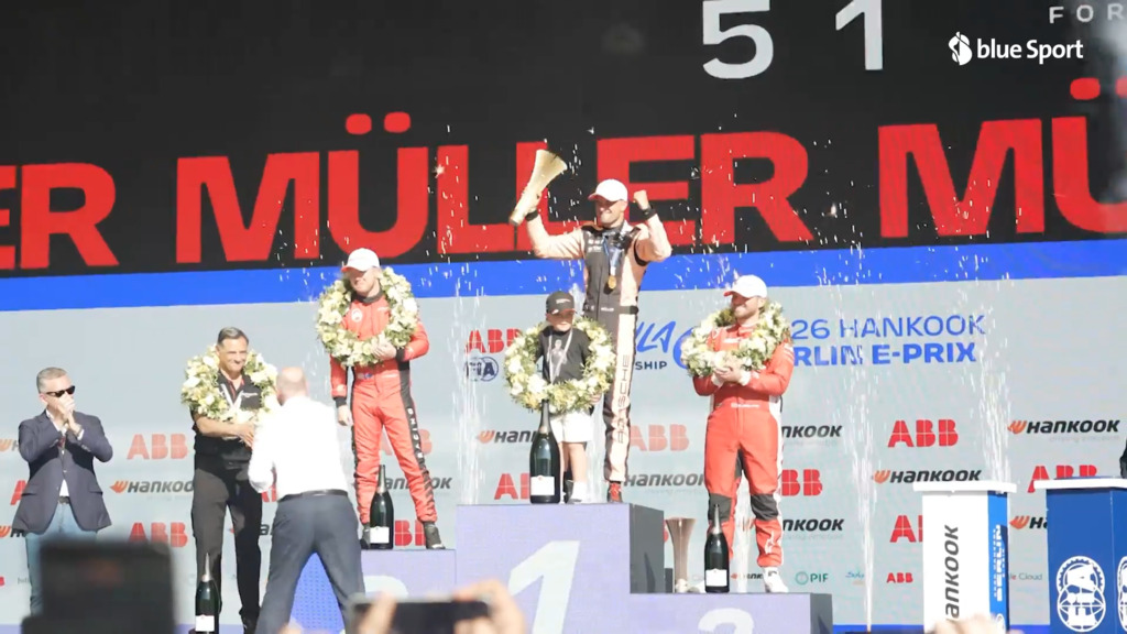 Hier nimmt Nico Müller den Siegerpokal entgegen