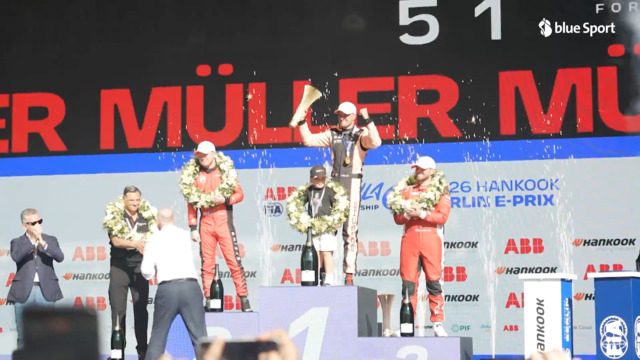 Hier nimmt Nico Müller den Siegerpokal entgegen