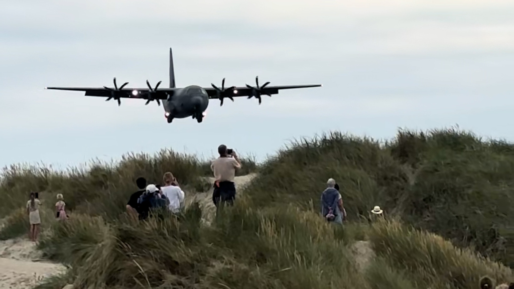 NATO-Übung sorgt für staunende Zuschauer – Militärtransporter landet auf Touristenstrand