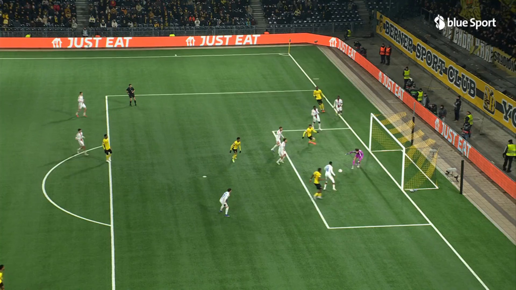 73. Minute: Maitland-Niles lenkt den Ball beinahe ins eigene Tor