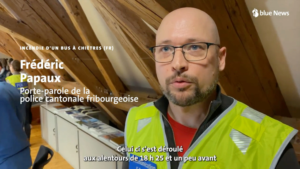 Bus incendié à Chiètres : la police privilégie la piste d’un acte intentionnel 