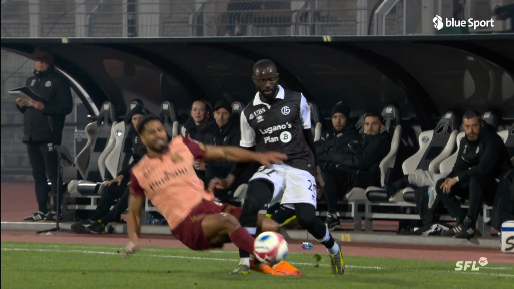 Janko fliegt nach VAR-Intervention vom Platz