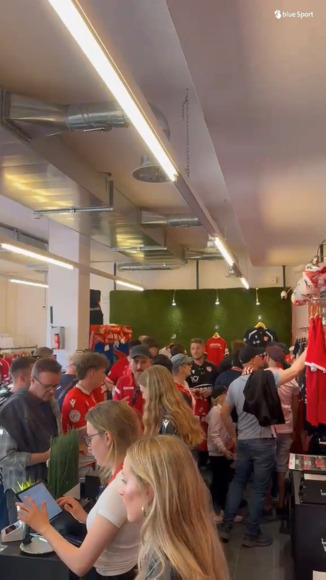 Der Fanshop wird vor der Partie überrannt