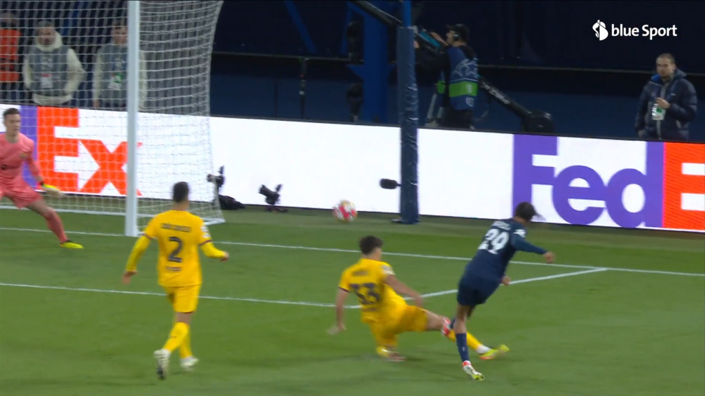 55. Minute: Barcolas Schuss klatscht an die Latte