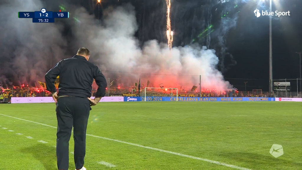 Fans läuten die YB-Viertelstunde mit gigantischem Feuerwerk ein