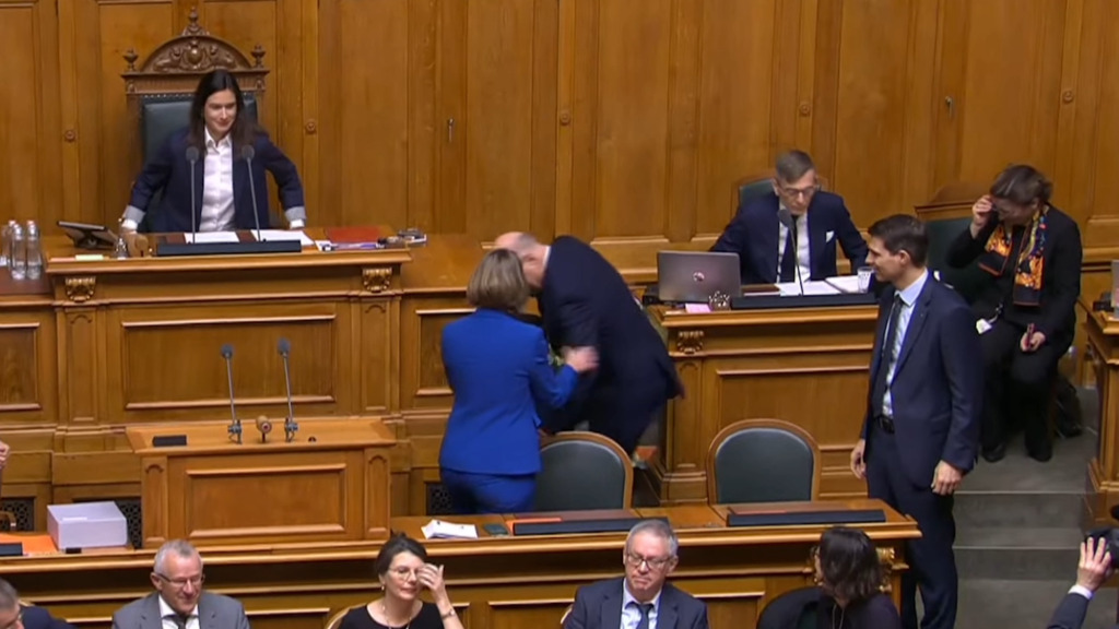 Hier Stolpert Martin Pfister beim Handschütteln