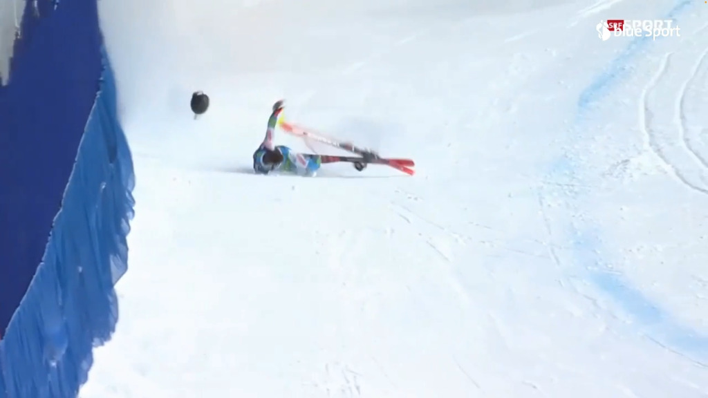 Rok Aznoh vittima di una caduta paurosa: perde il casco e rimane immobile sulla neve