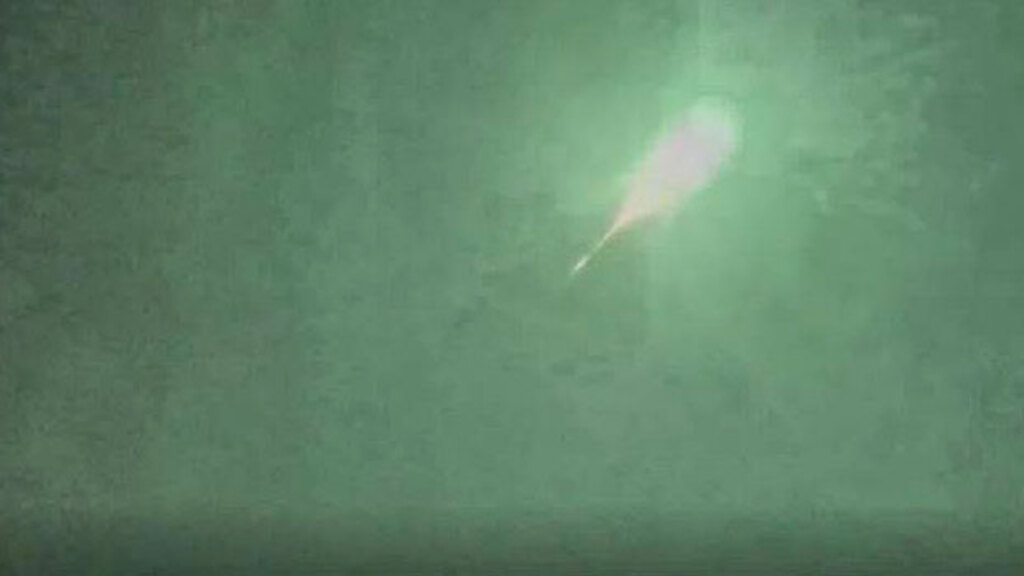 Meteorit verglüht grün am Nachthimmel 
