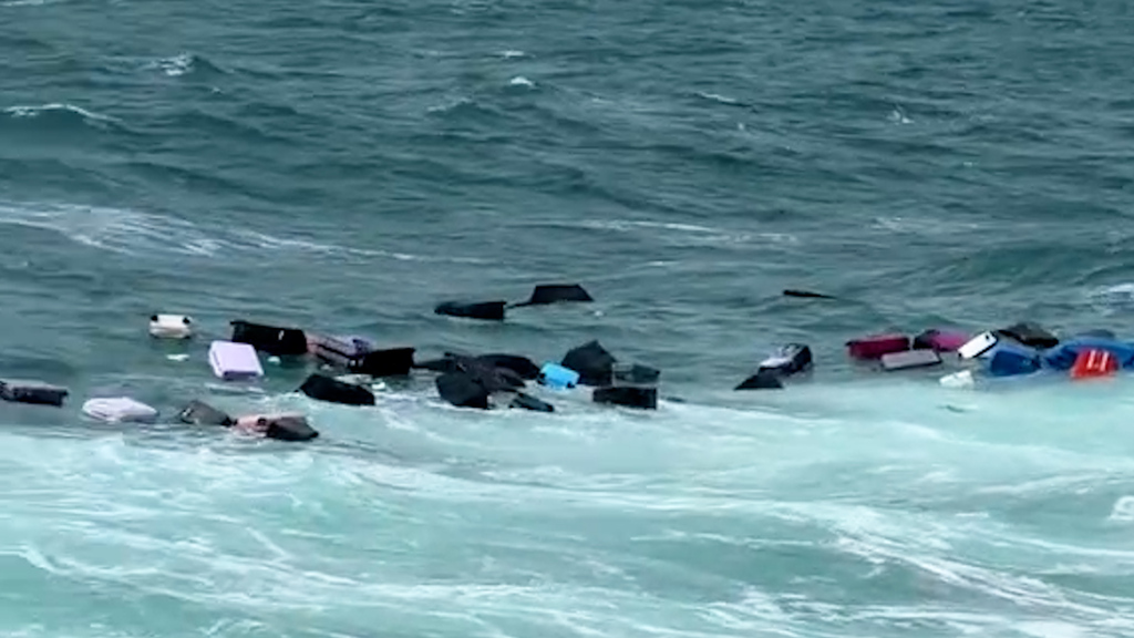 Schockmoment zum Ferienstart: Dutzende Koffer gehen auf einer Fähre in Thailand über Bord