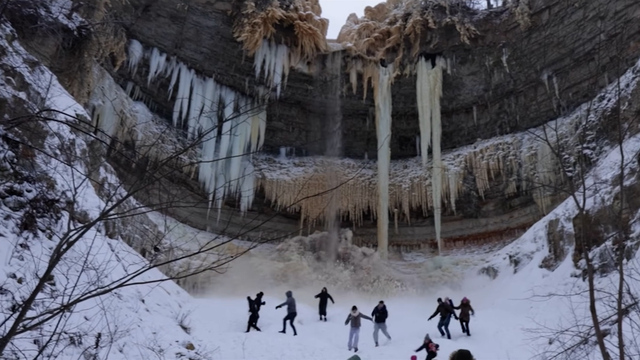 Panik am Wasserfall: Riesige Eiszapfen stürzen auf Touristengruppe