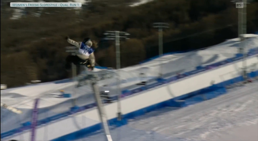 Attimi di paura: Höfflin perde uno sci durante un salto﻿